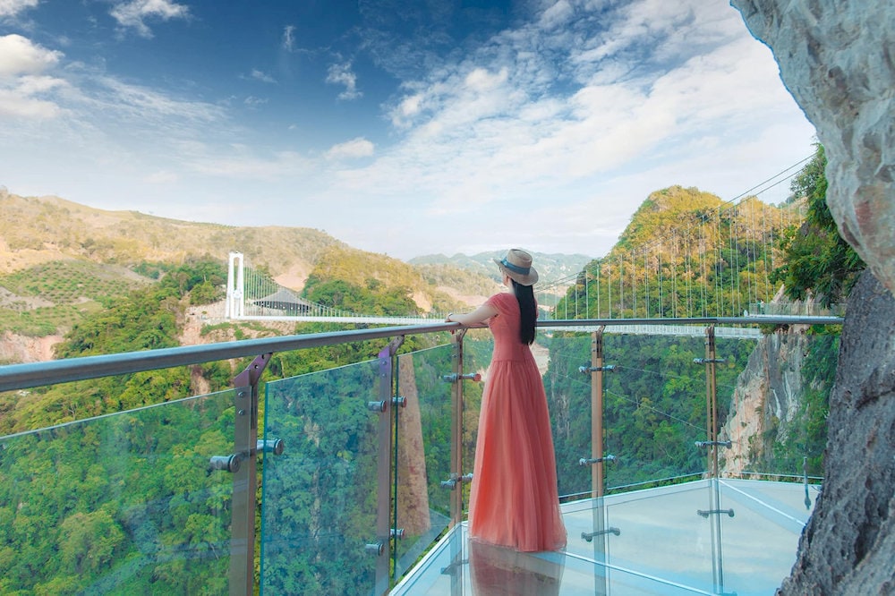 Bach Long Glass Bridge is where you can capture unforgettable photos, challenge yourself with exciting activities, or simply enjoy the breathtaking scenery